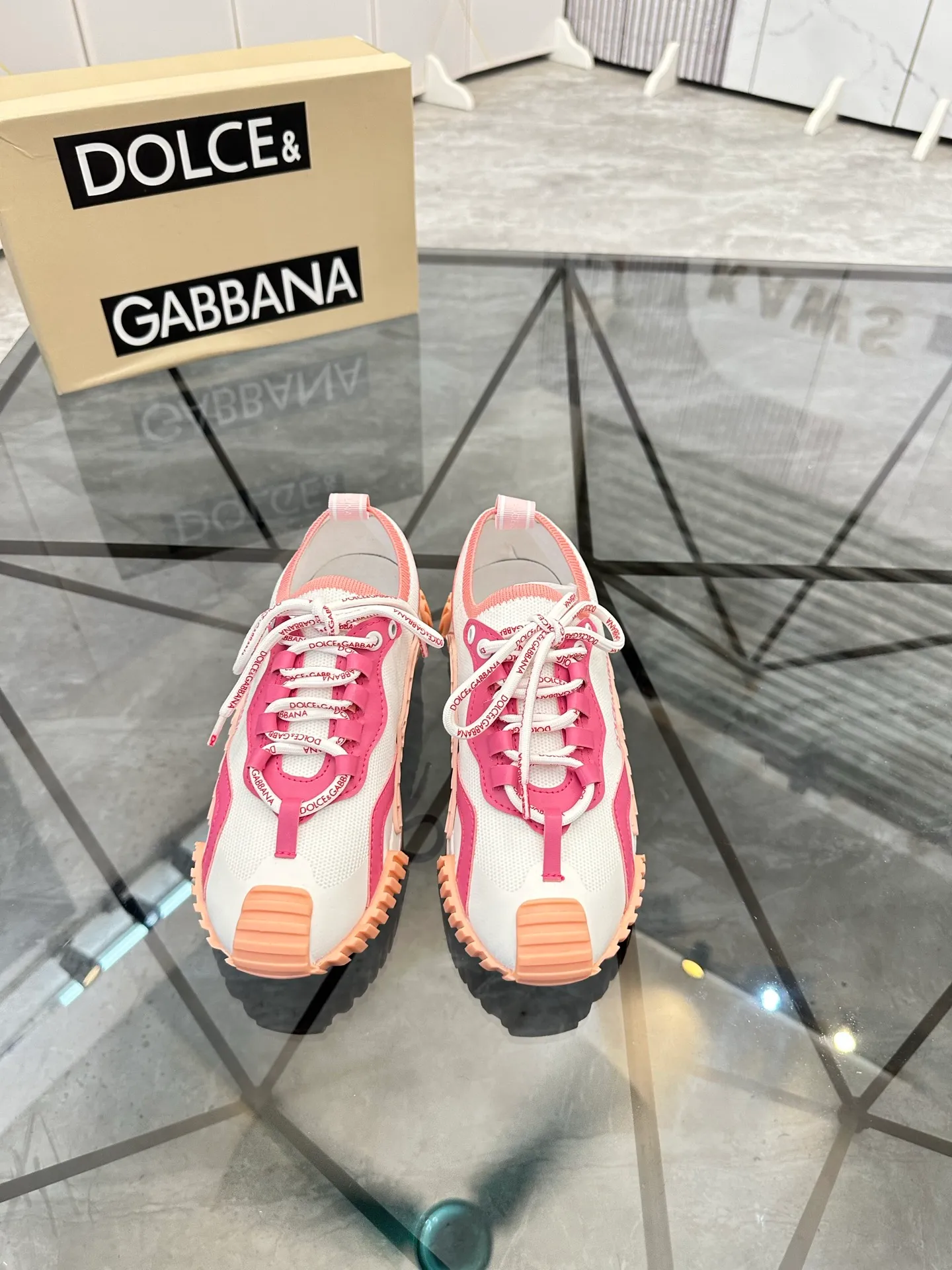 Men's shoes: 💰P460¥ Product trademark: DG "Dolce & Gabbana*" low-top sneakers Regular size: 35-44 (can be customized to 45.46.) Couple style Product materials: Upper imported cowhide stitching original material, breathable lining, original outsole. Number: 803